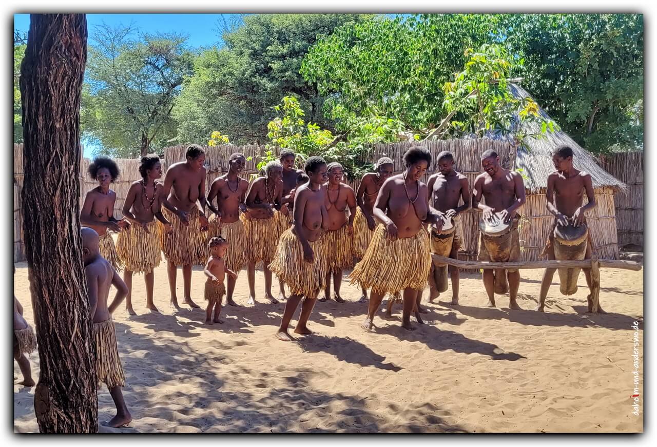 01 menschen-frauen-namibia-tanzen 02