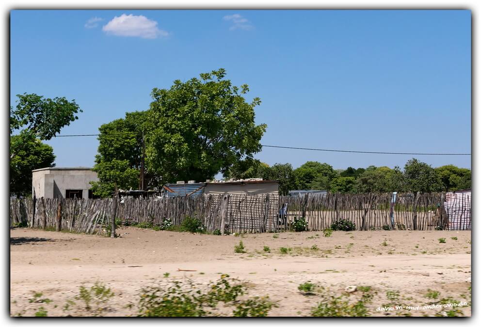 03 namibia-straßenrand- hütten 03
