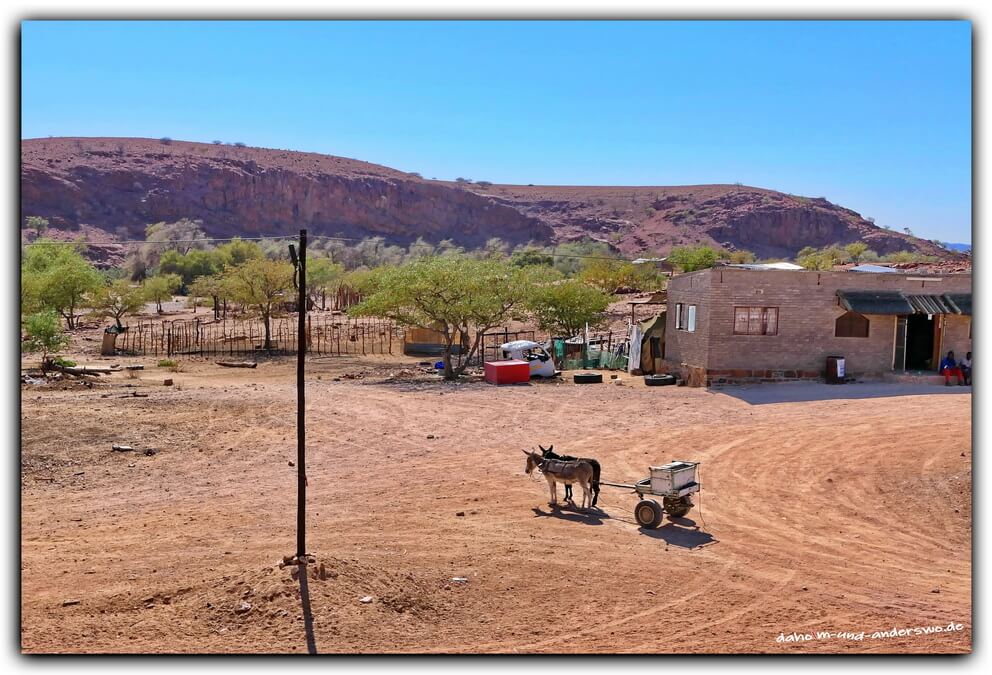 Namibia-damaraland-haus-hütte-eselkarren 03 Namibia damaraland haus huette eselkarren 03