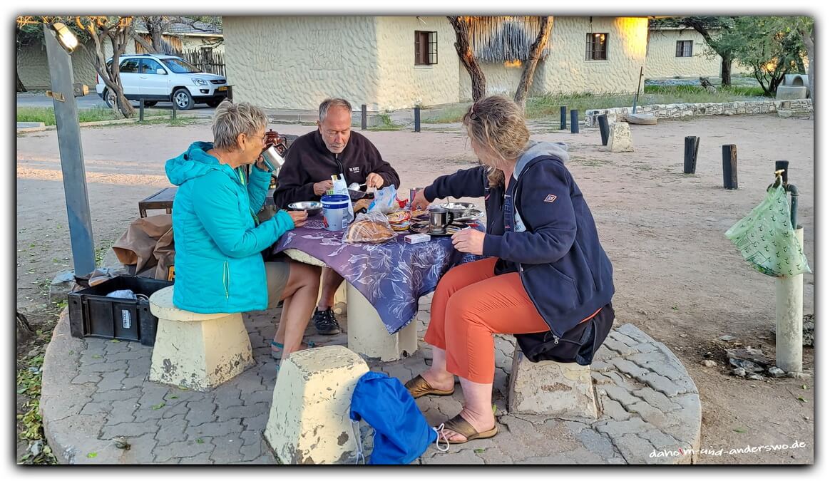 etosha namibia okaukuejo camping fruehstueck 01