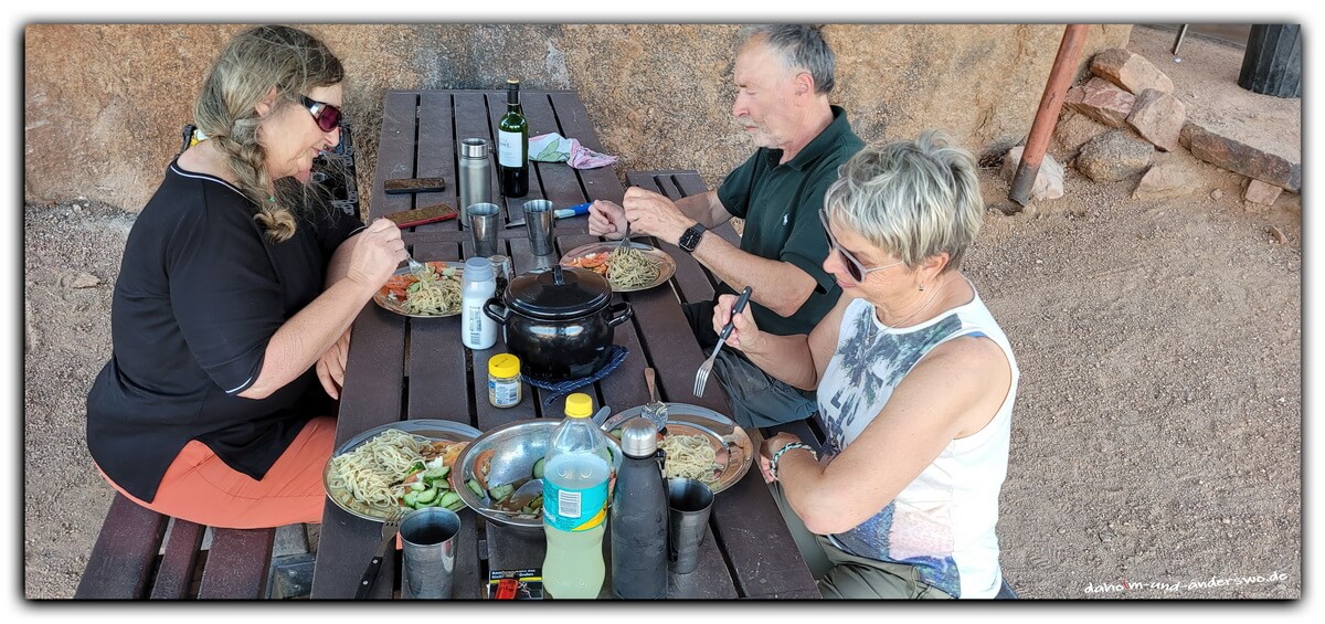 namibia-damaraland-mowani-camping-essen 01 namibia damaraland mowani camping essen 01