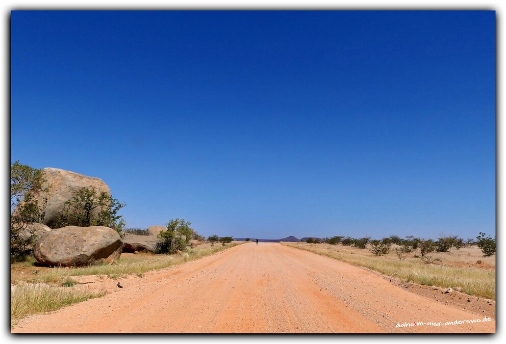 namibia-damaraland-straße-weite-berge-01 namibia damaraland strasse weite berge 01