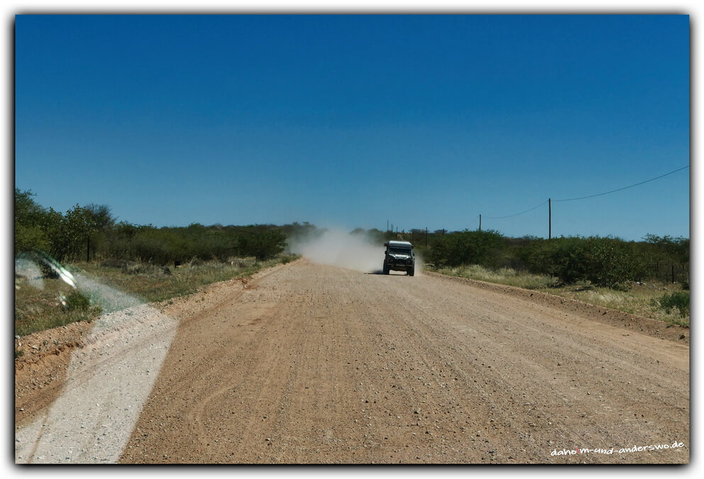 namibia-schotterstrasse-staub 01 namibia schotterstrasse staub 01