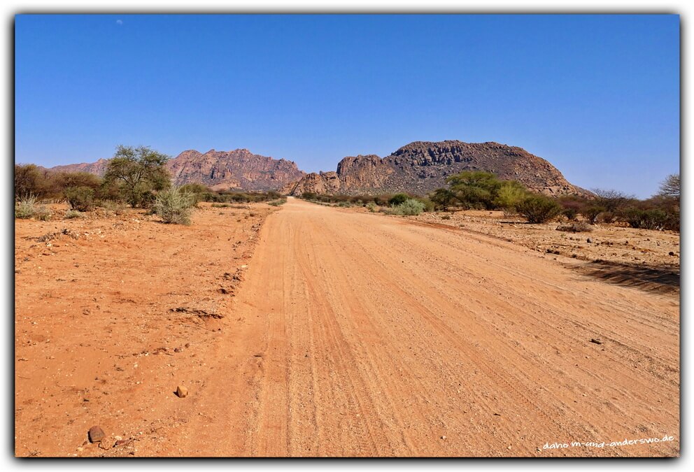 spitzkoppe namibia camping gravelroad 01