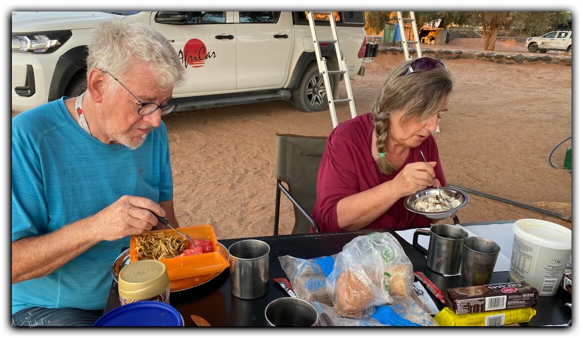 namibia sossusvlei fruehstueck camping 03