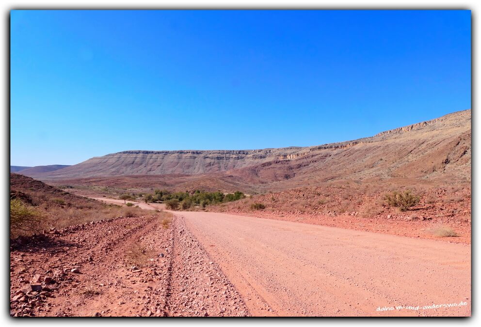 namibia unterwegs berge schotterstrasse 02
