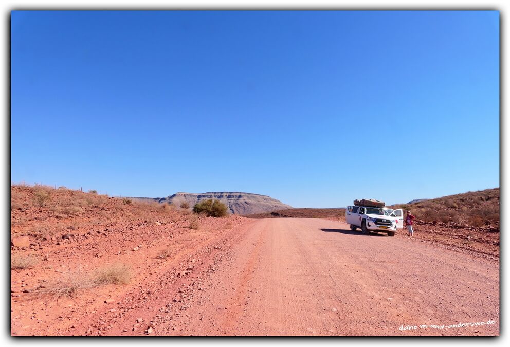 namibia unterwegs berge schotterstrasse 03