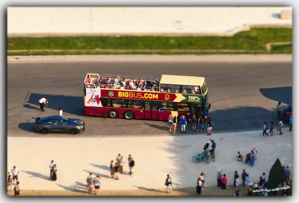 paris eiffelturm aussicht klein bus auto 02