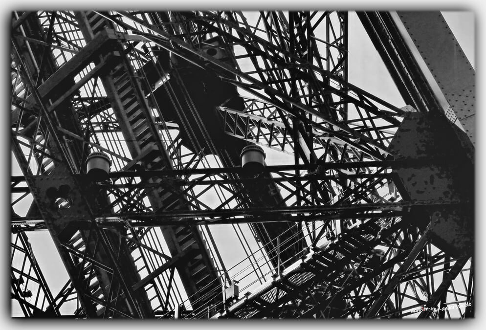 paris eiffelturm stahl geruest verbunden 01