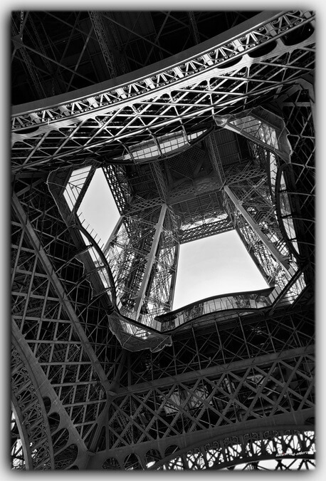 paris eiffelturm stahl geruest verbunden 02