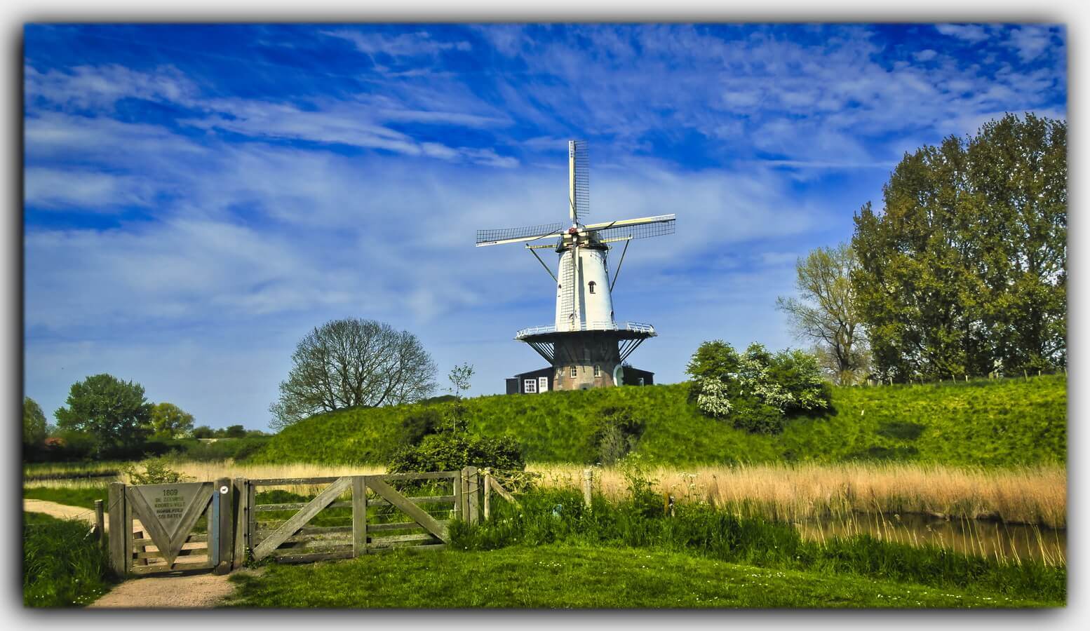 Windmuehle Veere Holland Zeeland Niederlande blauer Himmel 01